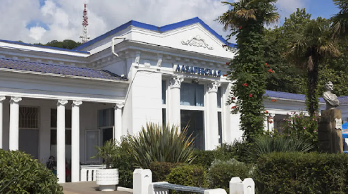 Район вокзала Лазаревское: плюсы и минусы для туристов в 2026