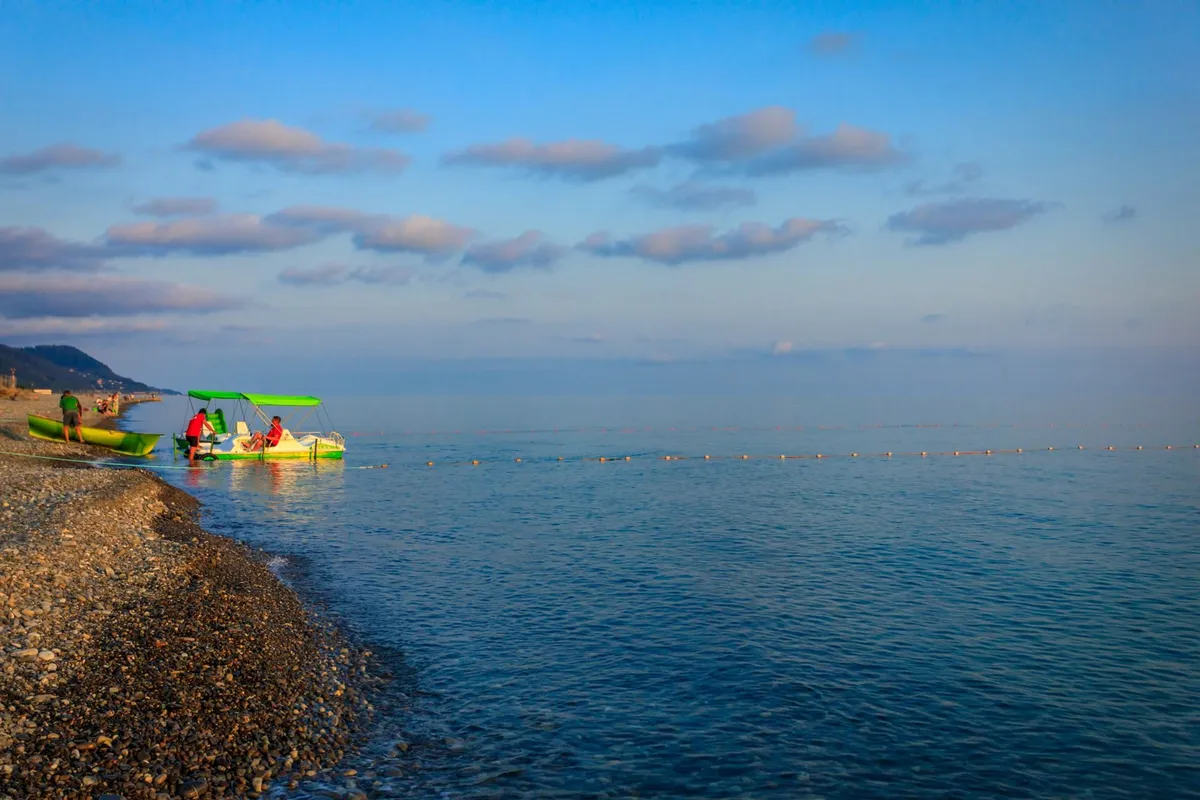 Водные развлечения на пляжах Лазаревского: банан, катамаран, парашют